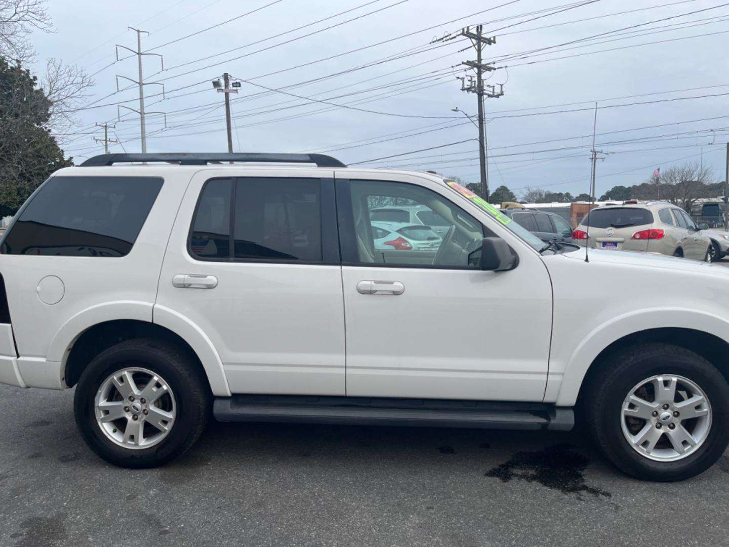 2009 WHITE Ford Explorer (1FMEU73E79U) with an 4.0 V6 engine, Automatic transmission, located at 5700 Curlew Drive, Norfolk, VA, 23502, (757) 455-6330, 36.841885, -76.209412 - Photo#3